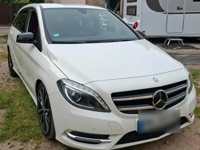 Gebraucht Mercedes B200 136 PS (100 kW) 2014 Weiß Kleinwagen