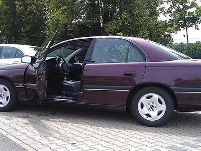 Rot Gebraucht 1994 Opel Omega Kombi | 7.999 €