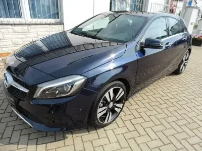 Gebraucht Mercedes A180 Urban 122 PS (89 kW) 2016 Blau Kleinwagen