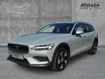 Gebraucht Volvo V60 CC Plus 197 PS (144 kW) 2023 Vapour grey / metallic Kombi