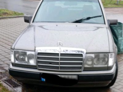 Gebraucht Mercedes E230 136 PS (100 kW) 1992 Grau Limousine