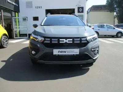 Gebraucht Dacia Jogger Expression 110 PS (80 kW) 2023 Städtisches grau Van / Kleinbus