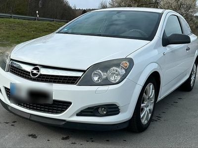 Usata Opel Astra GTC 90 CV (66 kW) 2009 Bianco Coupé