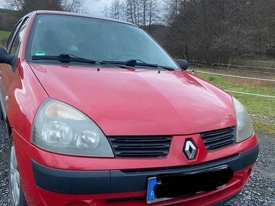 Rot Gebraucht 2004 Renault Clio II Kleinwagen | 1.200 € (Guter Preis)