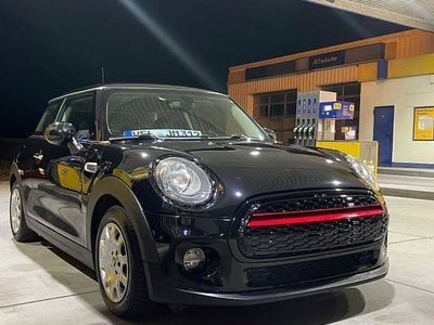 Second-hand Mini Cooper Pepper 136 CP (100 kW) 2016 Negru Hatchback