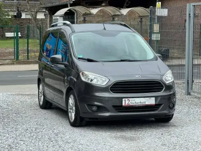 Gebraucht Ford Tourneo Courier Titanium 101 PS (74 kW) 2015 Magneticgrau (metallic) Van / Kleinbus