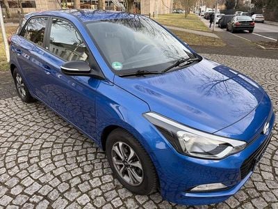 Usado Hyundai i20 Passion Plus 84 HP (61 kW) 2018 Azul Sedan