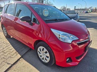 Gebraucht Toyota Verso-S Club 99 PS (72 kW) 2011 Super red 5 Van / Kleinbus