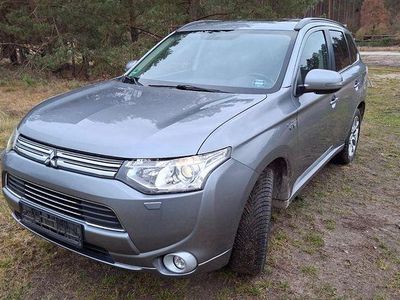 Grau Gebraucht 2014 Mitsubishi Outlander P-HEV SUV | 9.500 € (Etwas zu teuer)