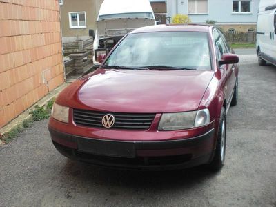 Gebraucht VW Passat 101 PS (74 kW) 1999 Rot Limousine