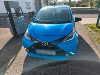 Gebraucht Toyota Aygo 69 PS (50 kW) 2015 Blau Kleinwagen