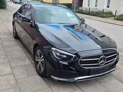 Gebraucht Mercedes E200 150 PS (110 kW) 2023 Schwarz Limousine