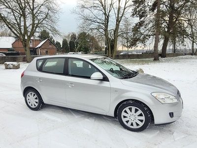 Silber Gebraucht 2007 Kia Ceed Kleinwagen | 3.000 € (Etwas zu teuer)