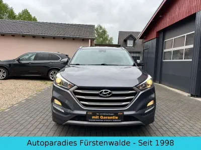 Gebraucht Hyundai Tucson Intro Edition 177 PS (130 kW) 2016 Grau SUV