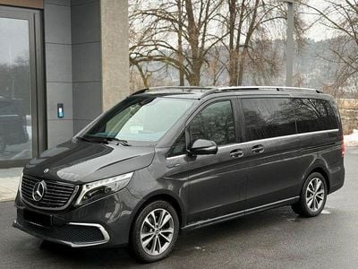 Grau Gebraucht 2021 Mercedes EQV300 AMG Van / Kleinbus | 34.990 € (Fairer Preis)