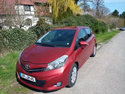 Gebraucht Toyota Yaris Life 99 PS (72 kW) 2013 Rot Kleinwagen