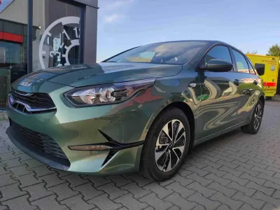Neu Kia Ceed Gold 140 PS (102 kW) 2025 Experience grün Kleinwagen