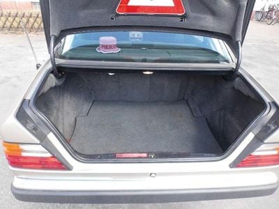 Gebraucht Mercedes 200 118 PS (86 kW) 1991 Beige Limousine