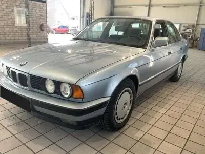 Second-hand BMW 525 Sport Line 192 CP (141 kW) 1990 Albastru Berlinǎ