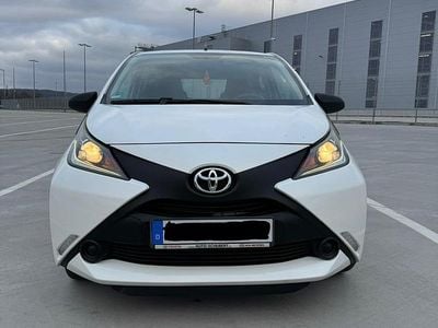 Weiß Gebraucht 2015 Toyota Aygo Kleinwagen | 5.999 € (Fairer Preis)