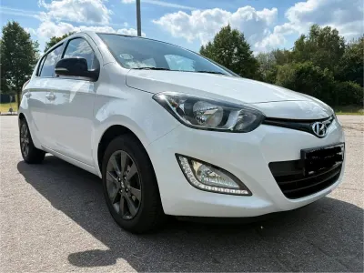 Gebraucht Hyundai i20 75 PS (55 kW) 2014 Weiß Kleinwagen