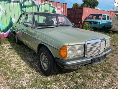 Second-hand Mercedes 300 80 CP (58 kW) 1979 Verde Berlinǎ