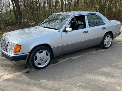 Gebraucht Mercedes E230 136 PS (100 kW) 1992 Silber Limousine
