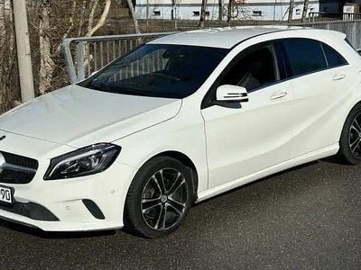 Gebraucht Mercedes A180 Urban 122 PS (89 kW) 2016 Weiß Limousine