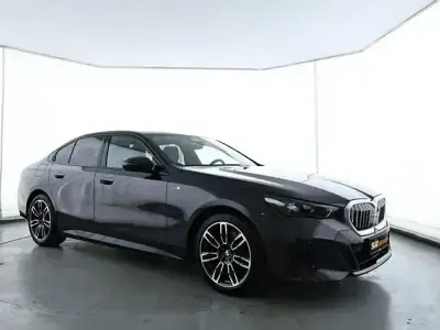Gebraucht BMW 520 M Sport 208 PS (152 kW) 2025 Grau Limousine
