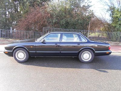 Second-hand Jaguar XJ8 Executive 237 CP (174 kW) 1998 Negru Berlinǎ