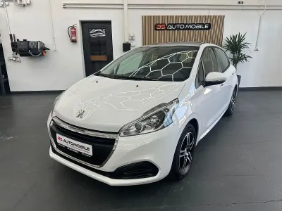 Gebraucht Peugeot 208 Active 82 PS (60 kW) 2015 Weiß Kleinwagen