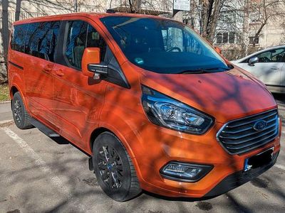 Gebraucht Ford Tourneo Titanium 150 PS (110 kW) 2023 Orange Van / Kleinbus