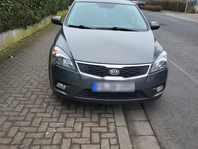 Używany Kia Ceed 90 KM (66 kW) 2010 Szary Hatchback