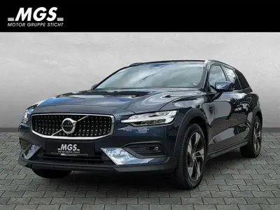Gebraucht Volvo V60 CC Plus 197 PS (144 kW) 2023 Denim blue metallic Kombi