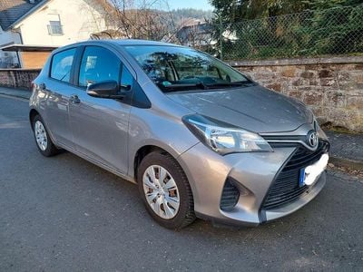 Grau Gebraucht 2014 Toyota Yaris Comfort Kleinwagen | 5.700 € (Fairer Preis)