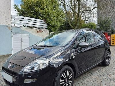 Gebraucht Fiat Punto Young 69 PS (50 kW) 2014 Schwarz Kleinwagen