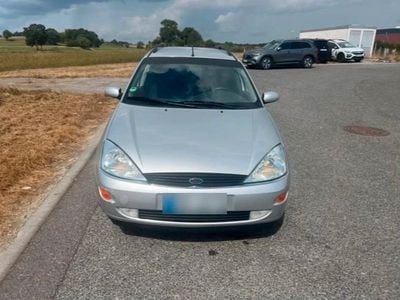 Silber Gebraucht 2000 Ford Focus Ghia Kombi | 1.950 € (Fairer Preis)