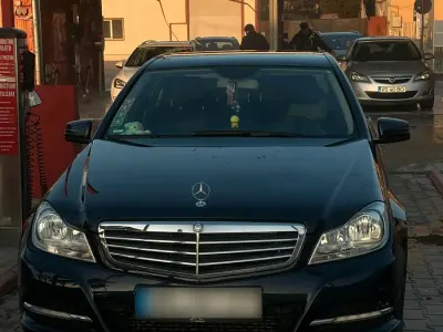 Gebraucht Mercedes C220 170 PS (125 kW) 2026 Blau Limousine