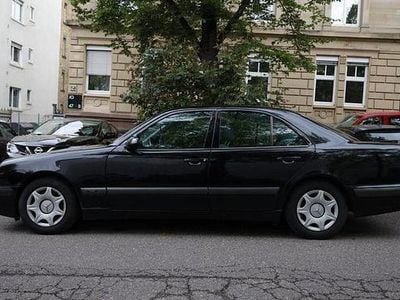 Second-hand Mercedes E220 Classic 136 CP (100 kW) 2001 Negru Berlinǎ