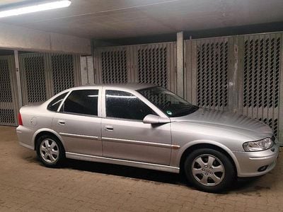 Usata Opel Vectra 101 CV (74 kW) 2001 Argento Berlina