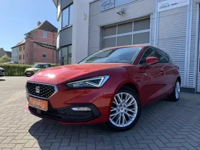 Gebraucht Seat Leon XCELLENCE 150 PS (110 kW) 2021 Rot Limousine