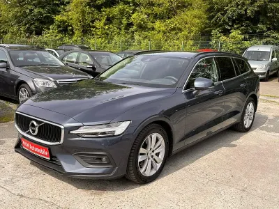 Gebraucht Volvo V60 Momentum 197 PS (144 kW) 2021 Blau Kombi