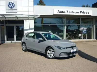 Gebraucht VW Golf VIII Life 131 PS (96 kW) 2023 Grau Limousine