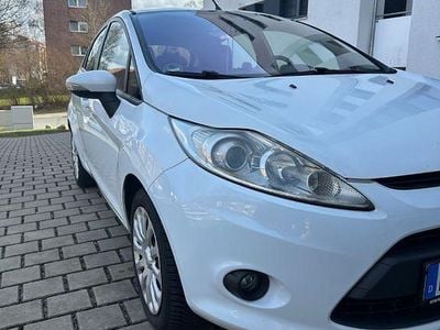 Second-hand Ford Fiesta Ambiente 69 CP (50 kW) 2011 Alb Berlinǎ