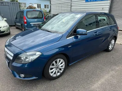 Gebraucht Mercedes B180 122 PS (89 kW) 2012 Blau Kleinwagen