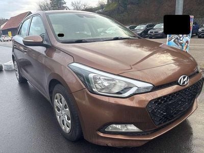 Gebraucht Hyundai i20 Trend 75 PS (55 kW) 2015 Cashmere brown / met Kleinwagen