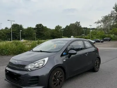 Gebraucht Kia Rio Spirit 84 PS (61 kW) 2016 Grau Kleinwagen