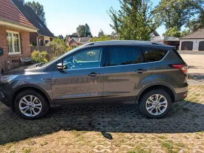 Gebraucht Ford Kuga Titanium 150 PS (110 kW) 2017 Grau SUV