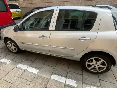 Gebraucht Renault Clio II 103 PS (75 kW) 2011 Silber Limousine