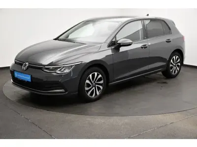 Gebraucht VW Golf VIII Active 150 PS (110 kW) 2021 Delfingrau metallic (metallic) Limousine